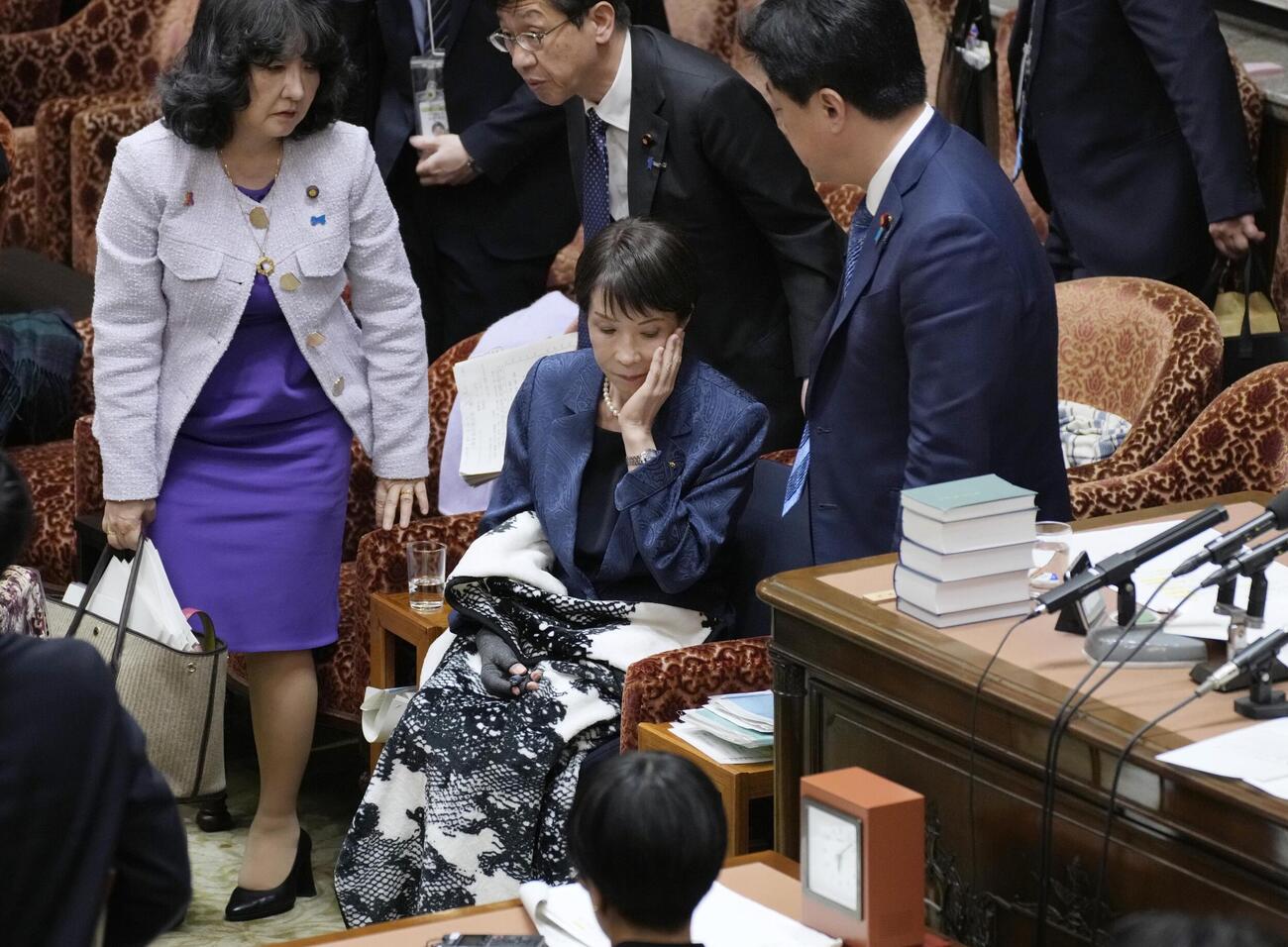 衆院予算委を終えた高市首相（中央）。この後、公務日程を急きょキャンセルした＝12日午後（共同）