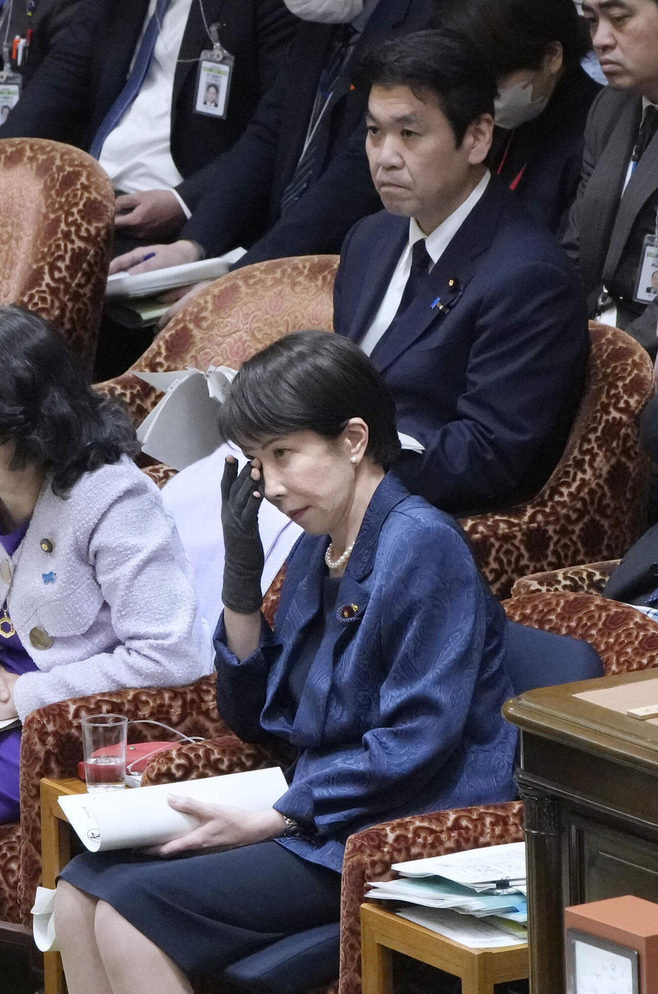 衆院予算委の集中審議で質問を聞く高市首相（手前）。奥は松本文科相＝12日午後（共同）
