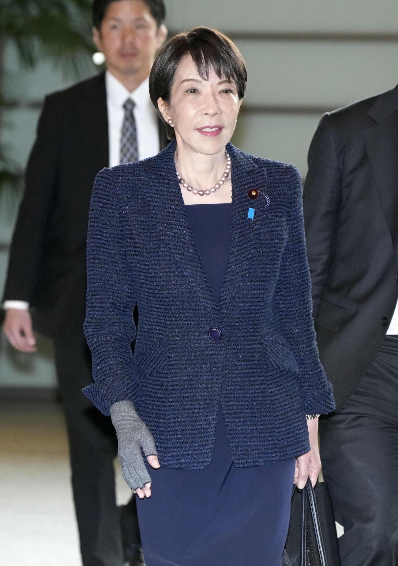 首相官邸に入る高市首相＝13日午前（共同）