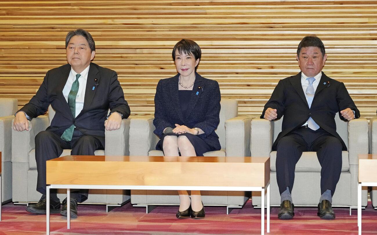 閣議に臨む（左から）林総務相、高市首相、茂木外相＝13日午前、首相官邸（共同）