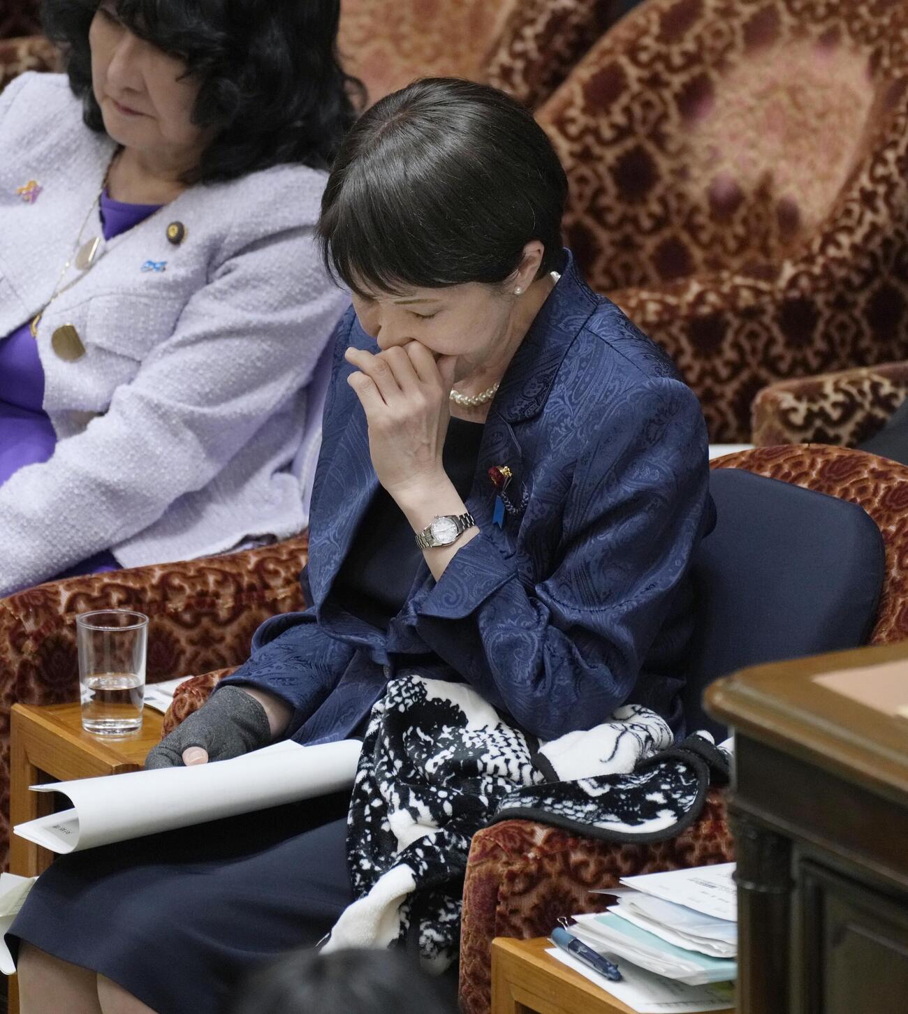 衆院予算委で、顔に手をやる高市首相＝12日午後（共同）