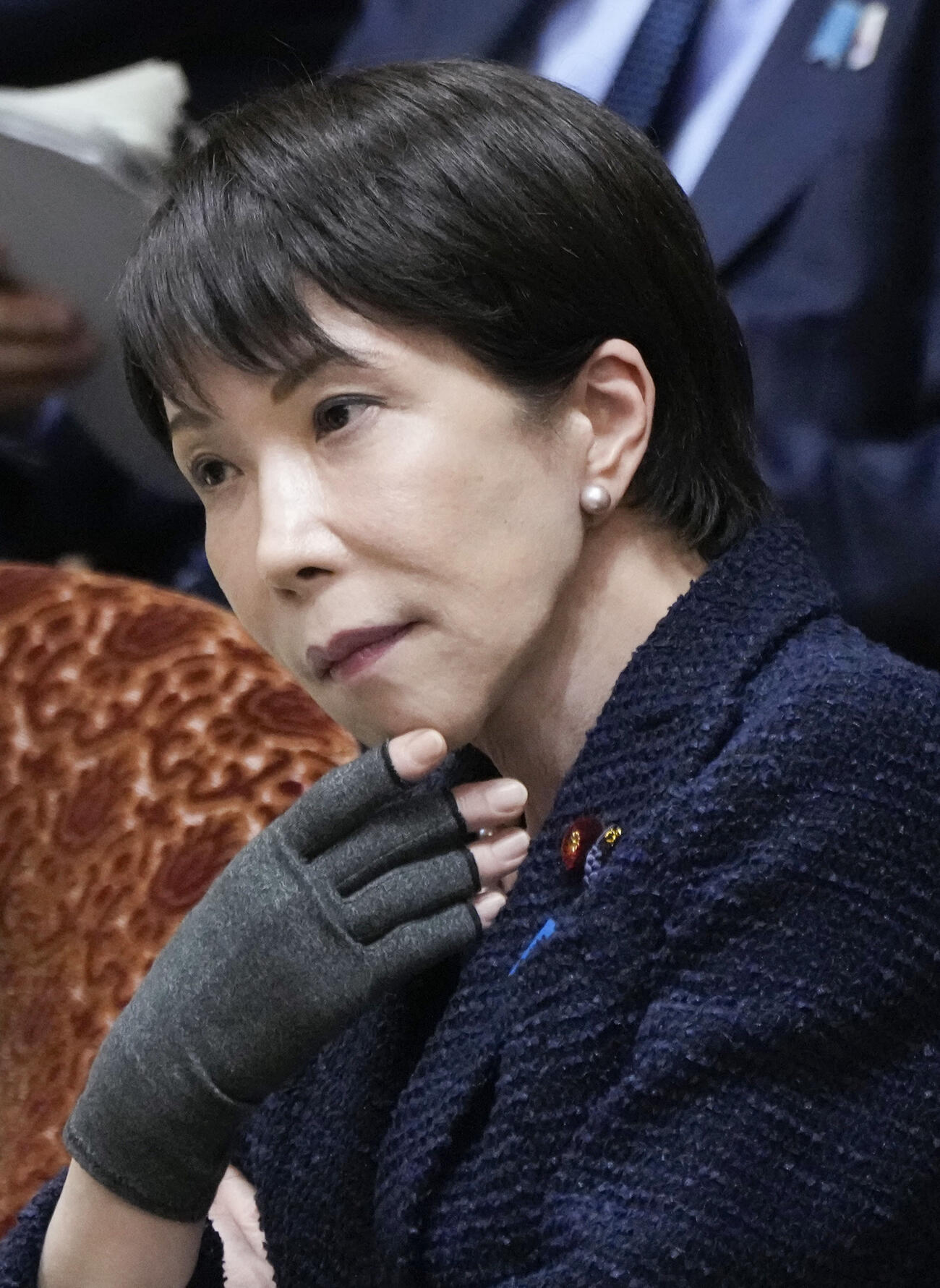 衆院予算委の締めくくり質疑で質問を聞く高市首相（共同）