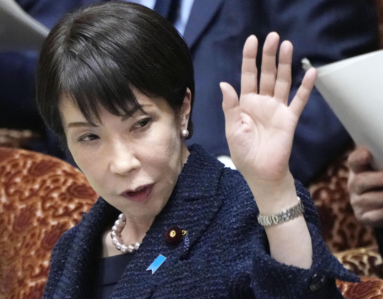 衆院予算委の締めくくり質疑で、答弁のため挙手する高市首相（共同）