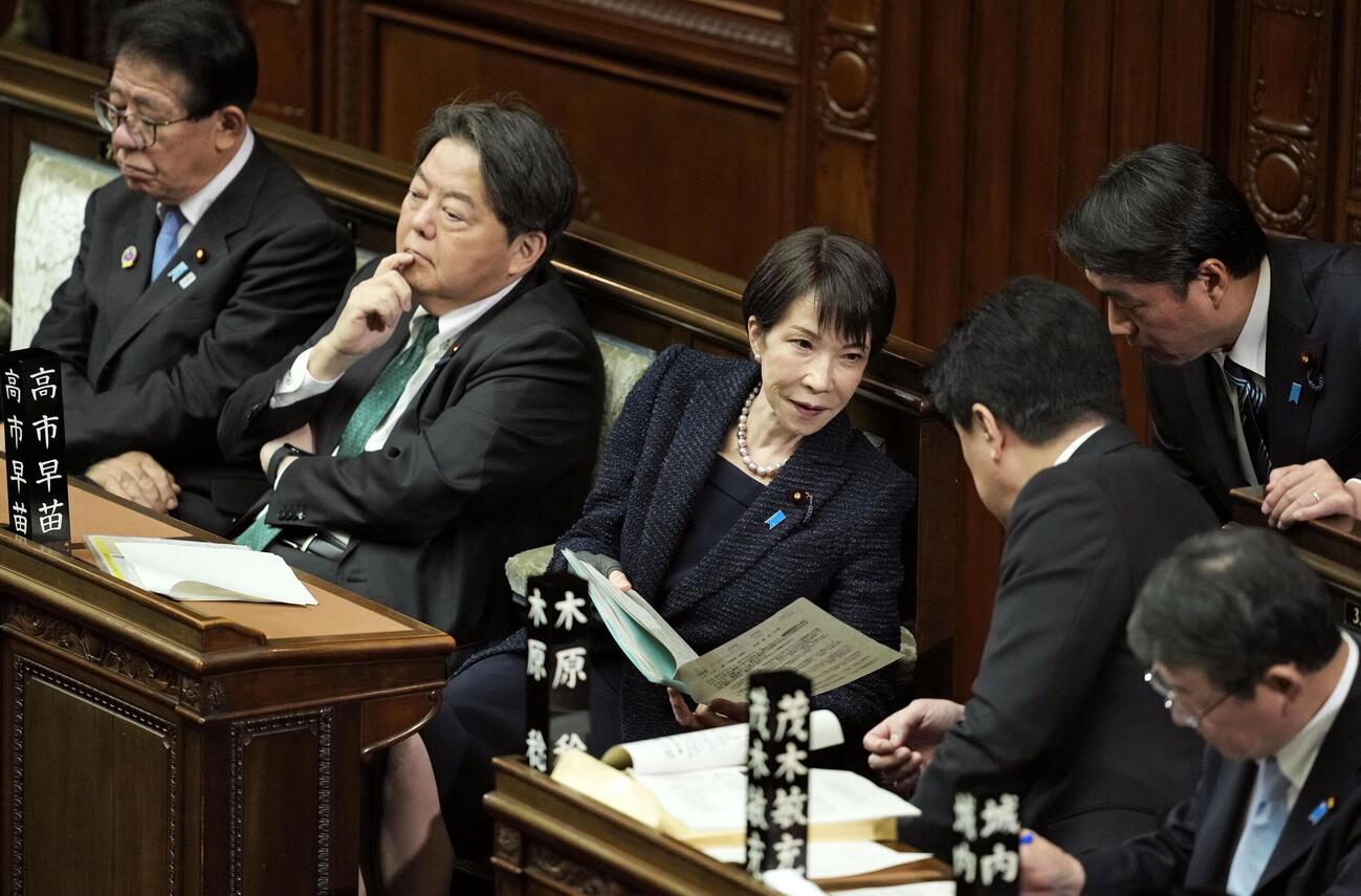 衆院本会議に出席した高市首相（中央）（共同）