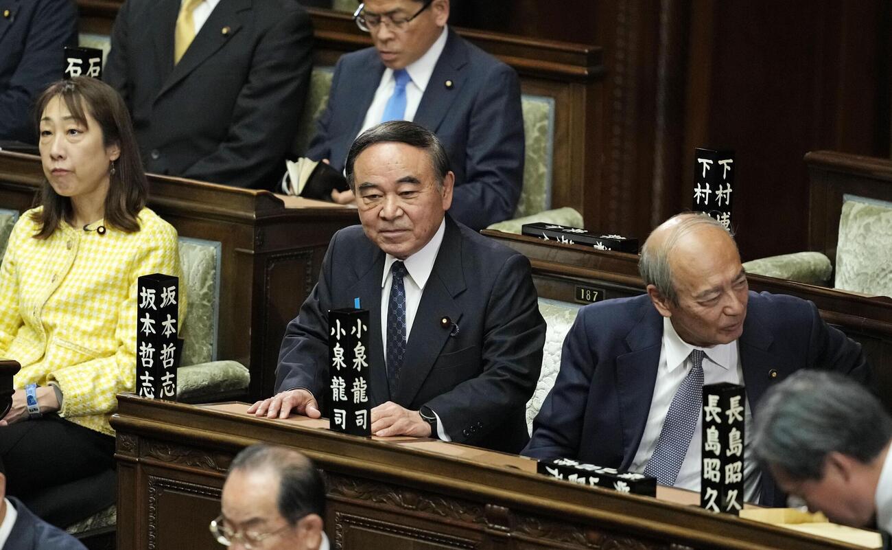 衆院本会議に臨む衆院予算委の坂本哲志委員長（中央）（共同）