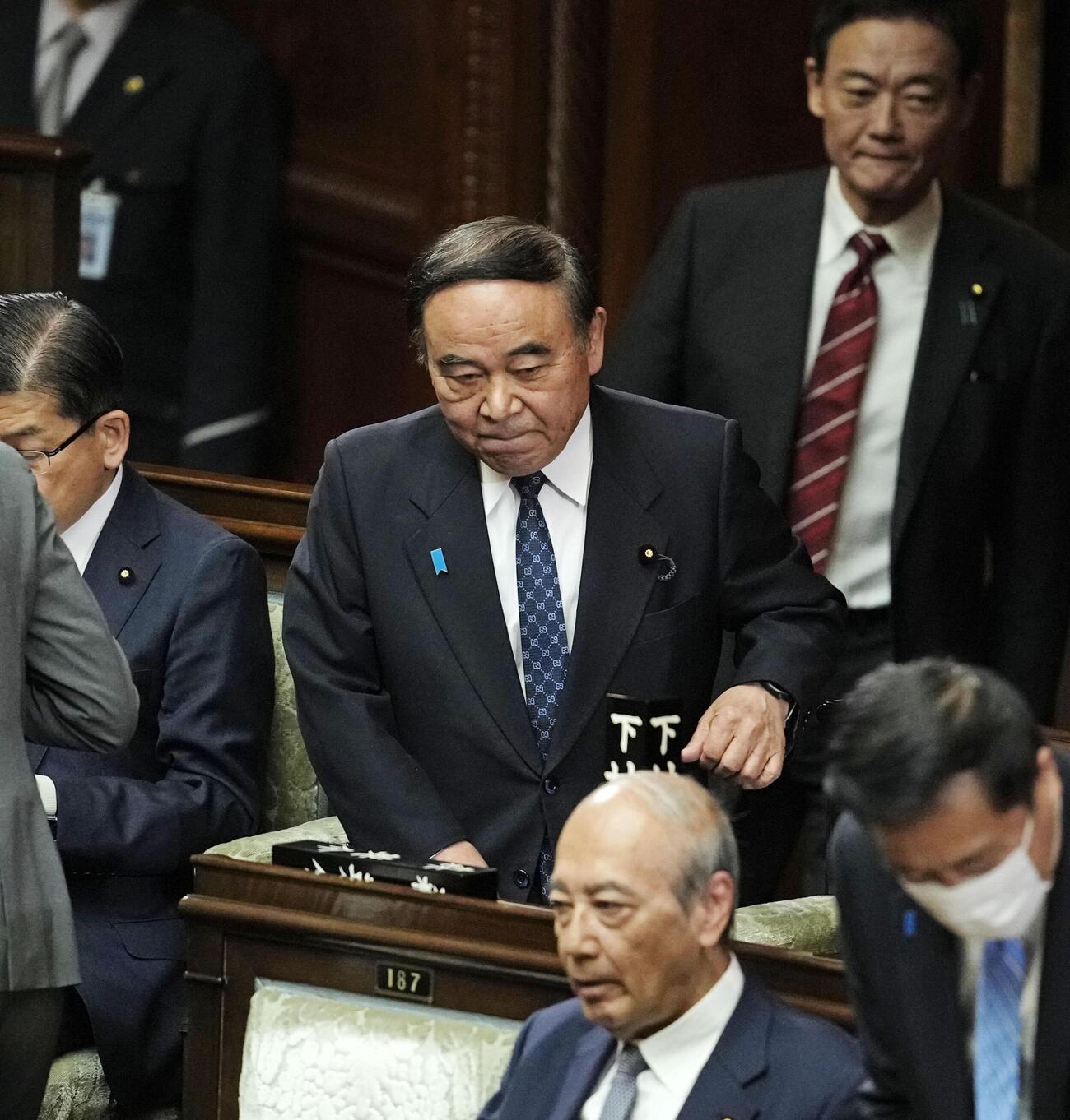 衆院本会議に臨む衆院予算委の坂本哲志委員長＝13日午後（共同）