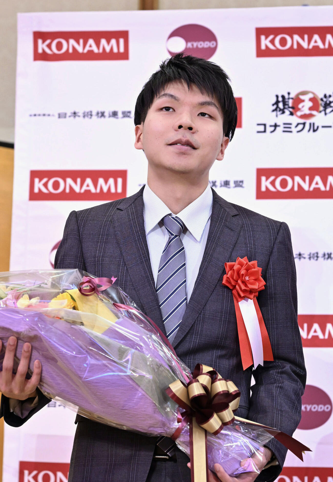 将棋の第51期棋王戦コナミグループ杯第4局の前夜祭で、花束を手にする増田康宏八段＝14日午後、栃木県日光市(共同)
