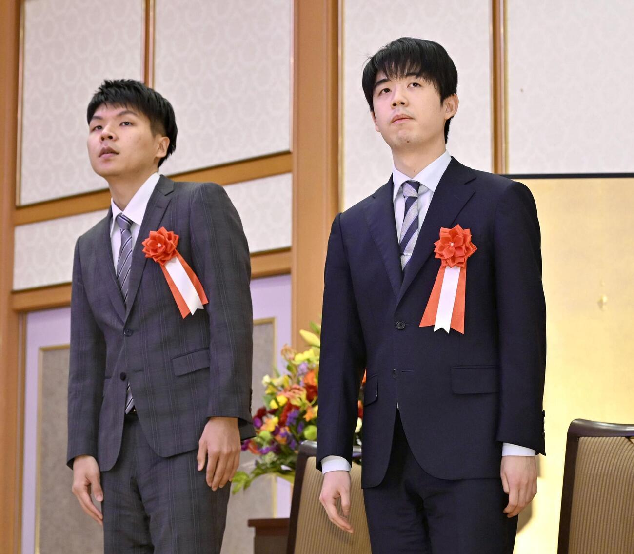 将棋の第51期棋王戦コナミグループ杯第4局の前夜祭に出席した藤井聡太棋王（右）と増田康宏八段＝14日午後、栃木県日光市(共同)
