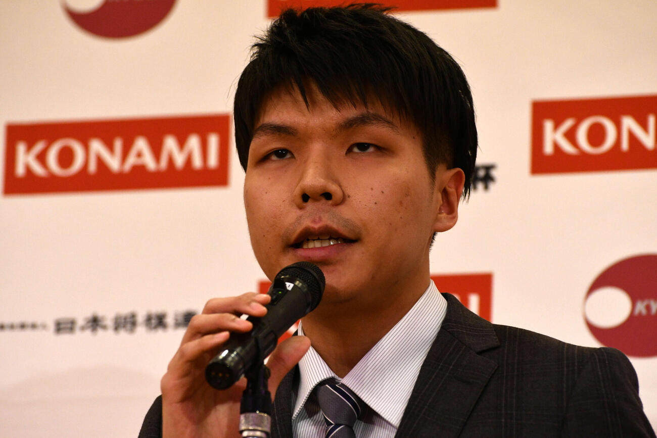 棋王戦第4局の前夜祭で決意を表明する挑戦者の増田康宏八段