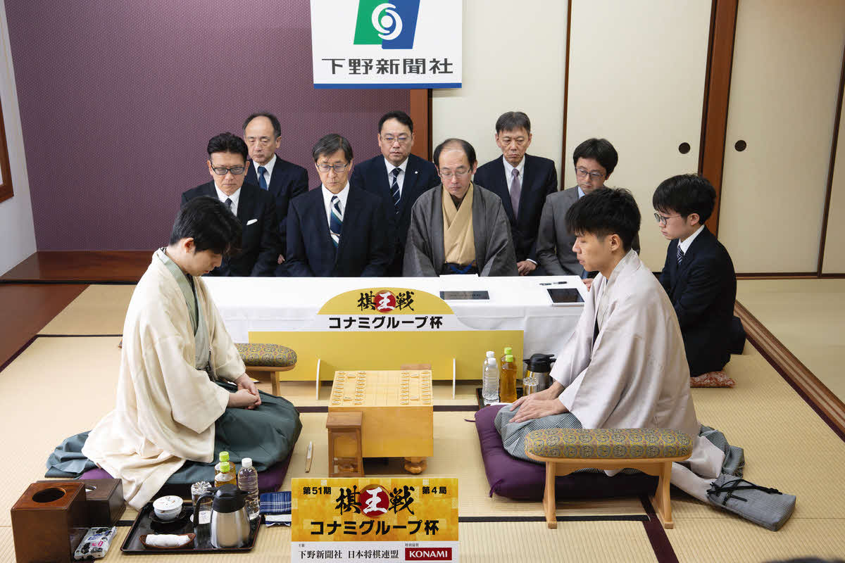 藤井聡太棋王（左）が1勝2敗のかど番で迎える棋王戦5番勝負第4局は挑戦者の増田康宏八段（右）の先手で対局開始（日本将棋連盟提供）