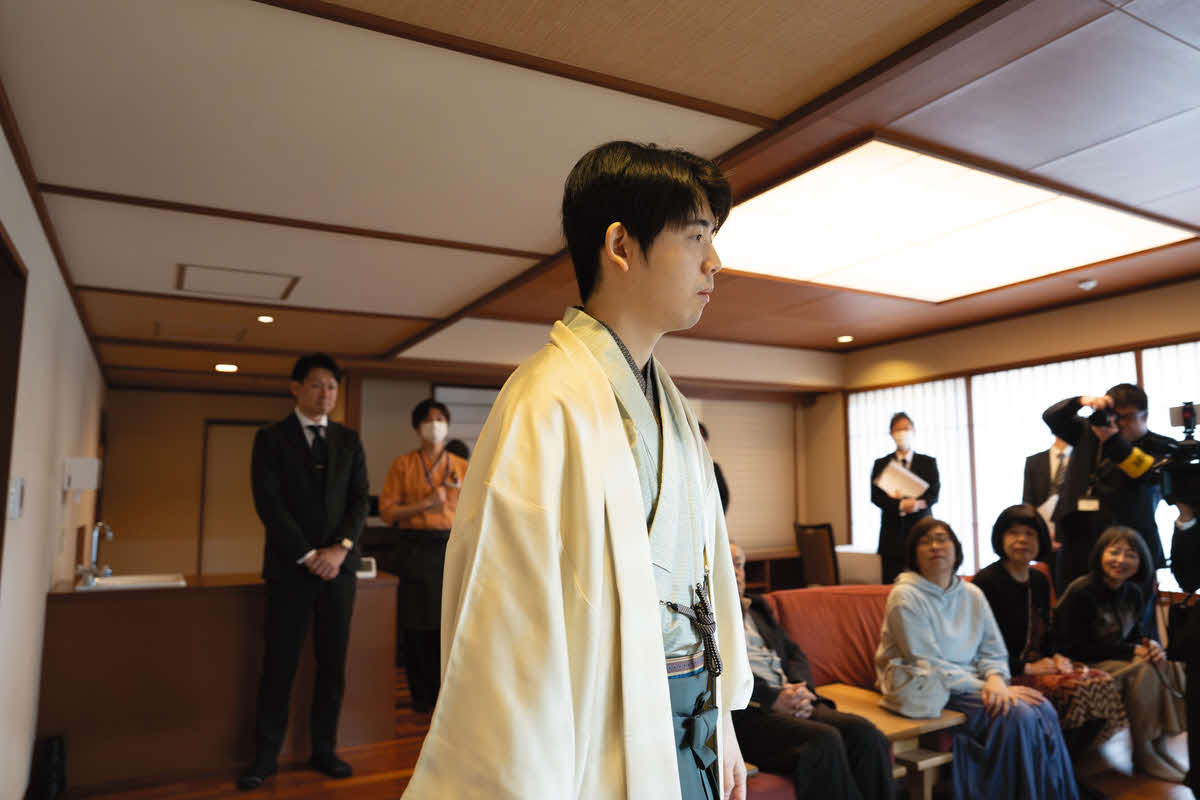 1勝2敗のかど番で第4局を迎えて対局場所に入室してきた藤井聡太棋王（日本将棋連盟提供）