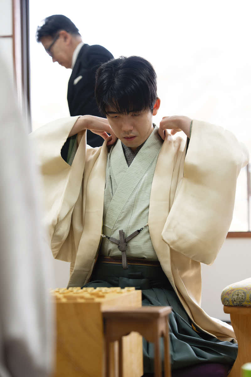 1勝2敗のかど番で第4局を迎えた藤井聡太棋王（日本将棋連盟提供）