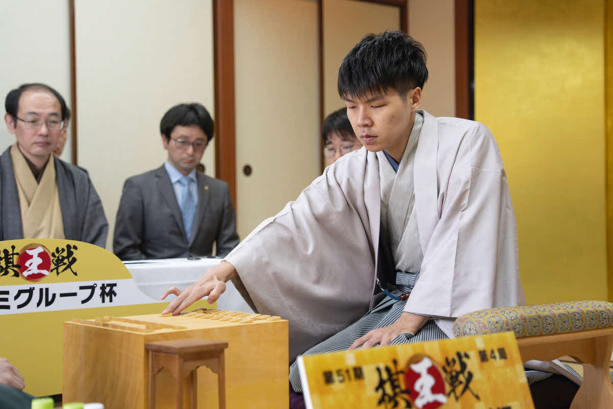 初タイトル獲得まであと1勝とした棋王戦第4局の初手を指す先手の増田康宏八段（日本将棋連盟提供）