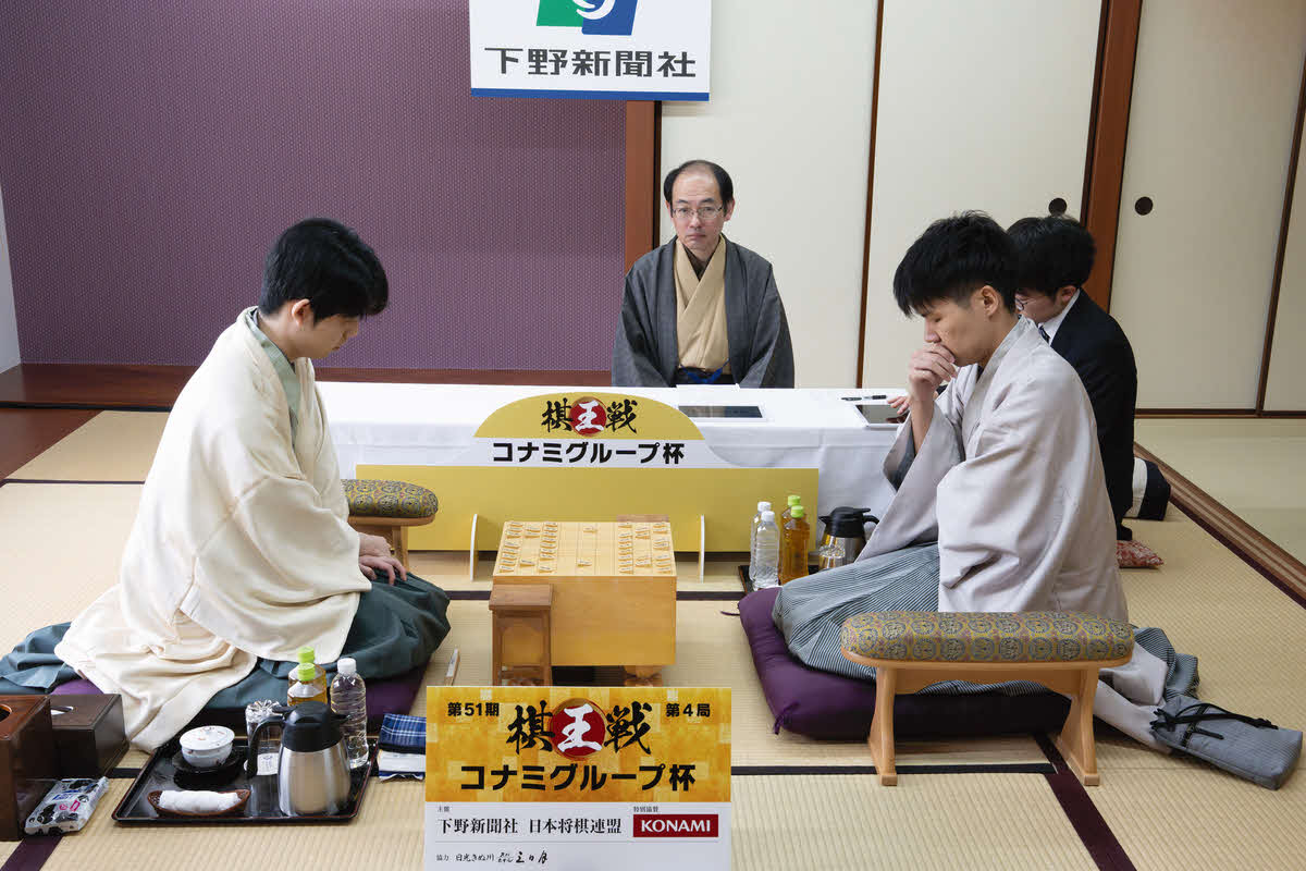 藤井聡太棋王（左）が1勝2敗のかど番で迎える棋王戦5番勝負第4局は挑戦者の増田康宏八段（右）の先手で対局開始（日本将棋連盟提供）
