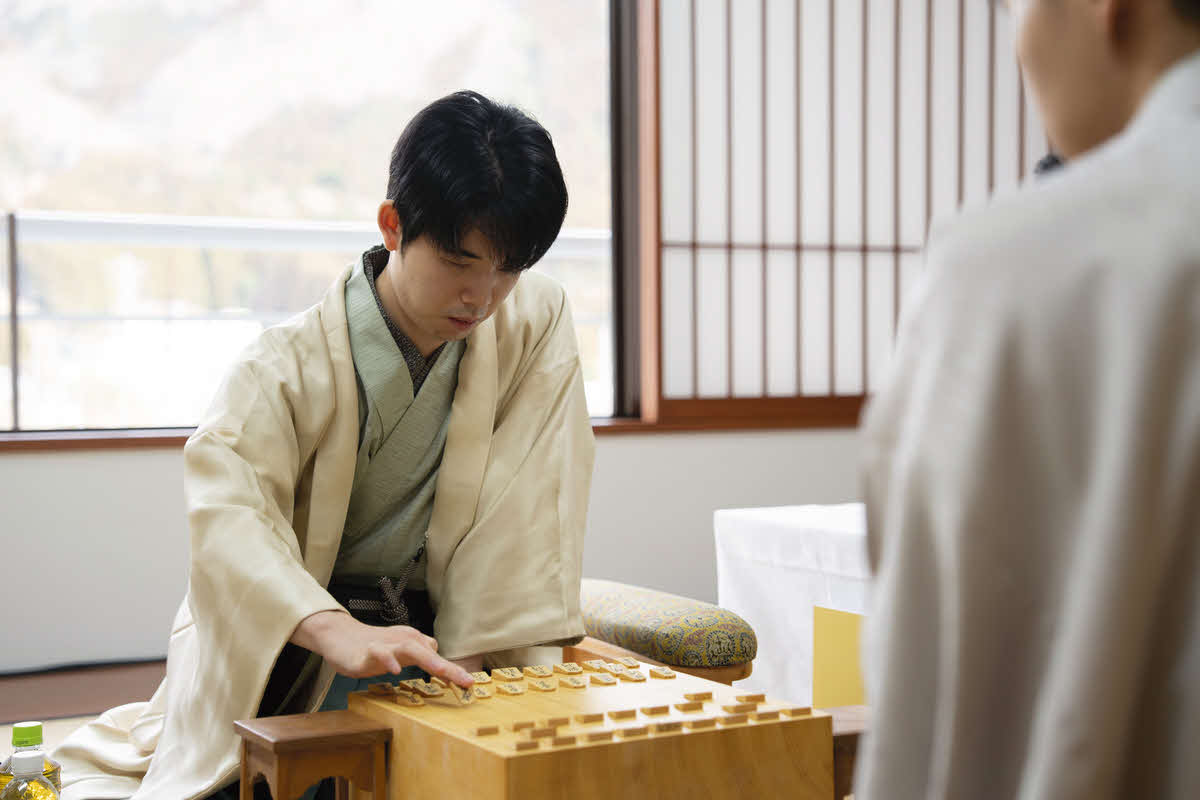 1勝2敗のかど番で第4局を迎えた藤井聡太棋王（日本将棋連盟提供）