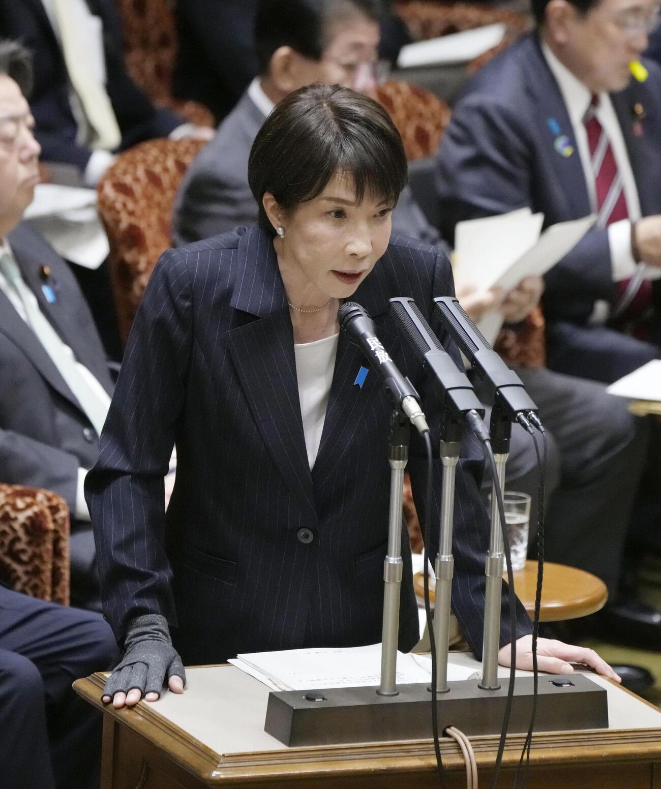 参院予算委で答弁する高市首相（共同）