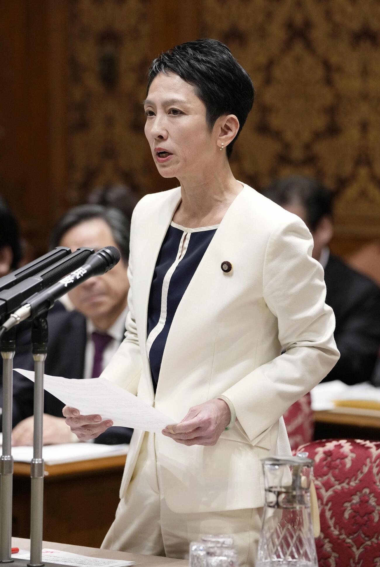 参院予算委で質問する立憲民主党の蓮舫氏（共同）