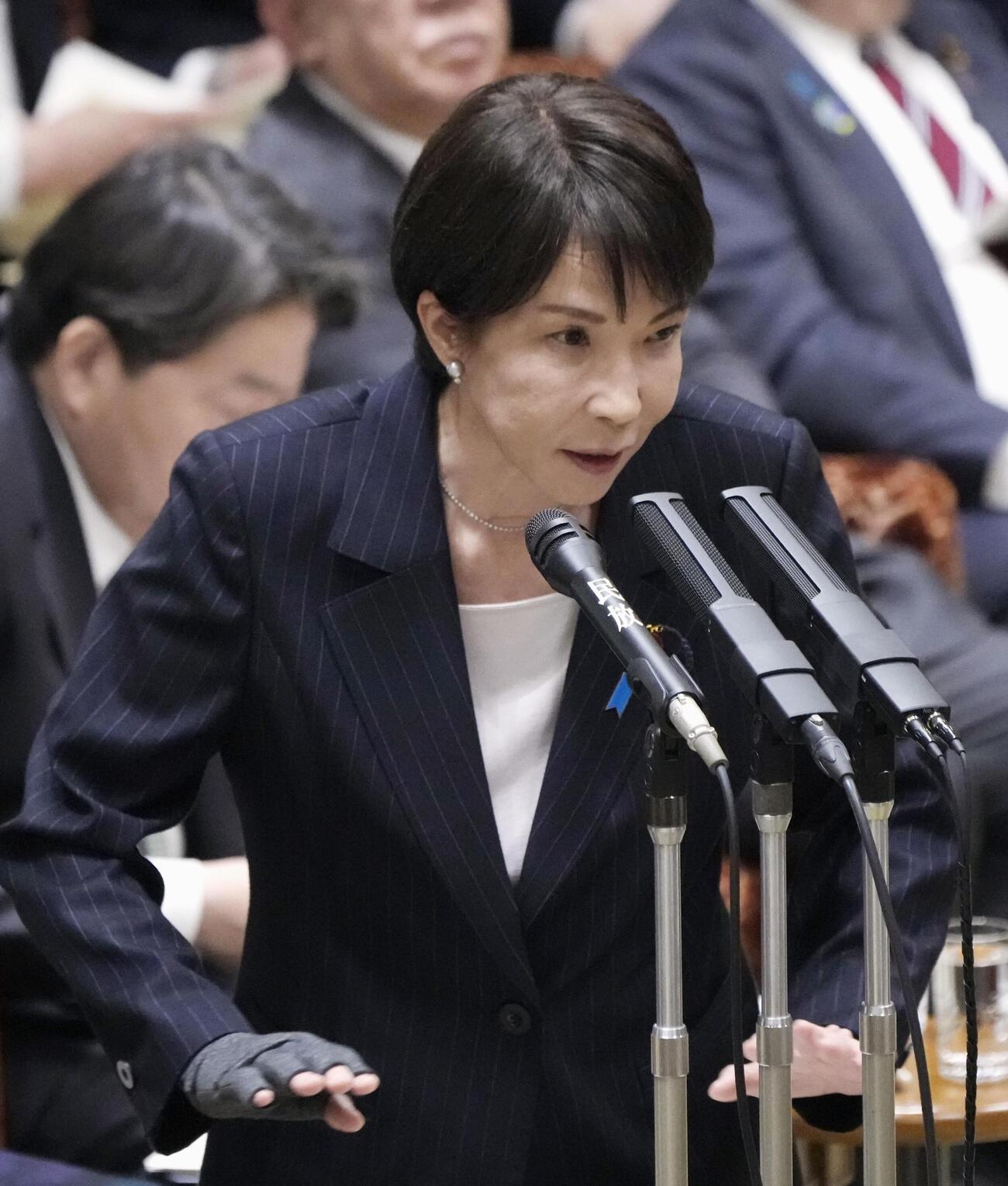 参院予算委で答弁する高市首相(共同)