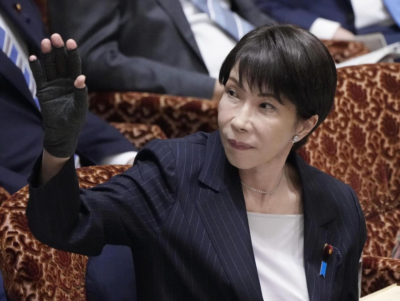 参院予算委で答弁のため挙手する高市首相(共同)