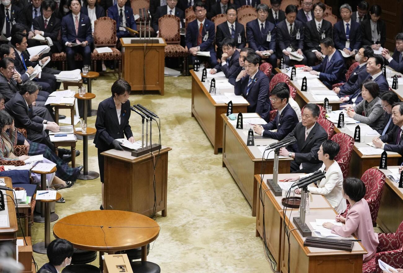 参院予算委で立憲民主党の蓮舫氏（右手前から2人目）の質問に答弁する高市首相（共同）