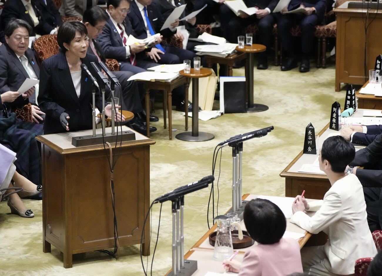 参院予算委で立憲民主党の蓮舫氏（右端）の質問に答弁する高市首相（共同）