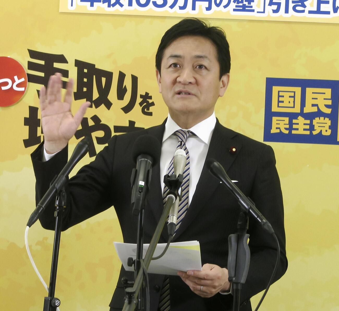 記者会見する国民民主党の玉木代表＝17日午前、国会（共同）