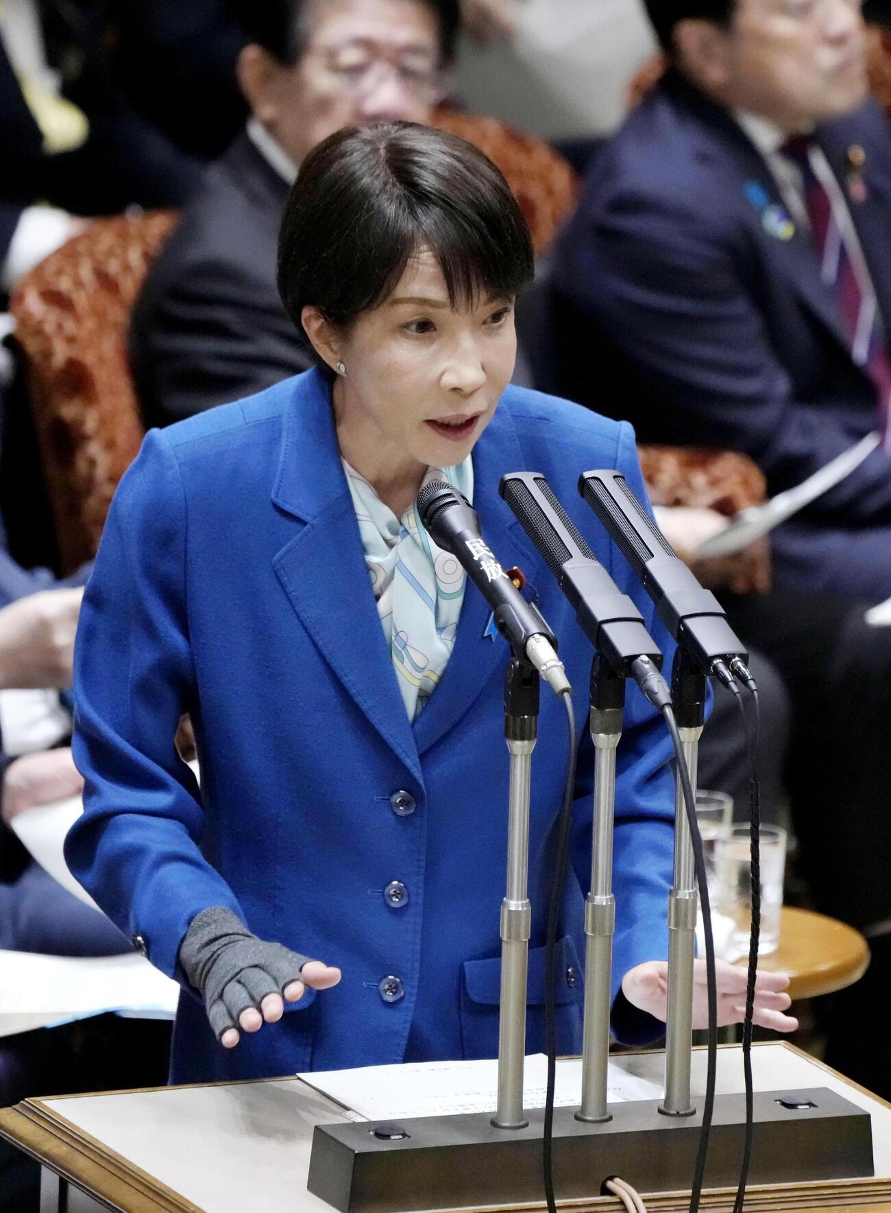 参院予算委で答弁する高市首相（共同）