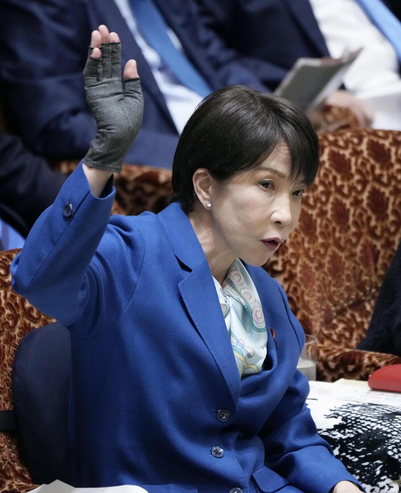 参院予算委で答弁のため挙手する高市首相（共同）
