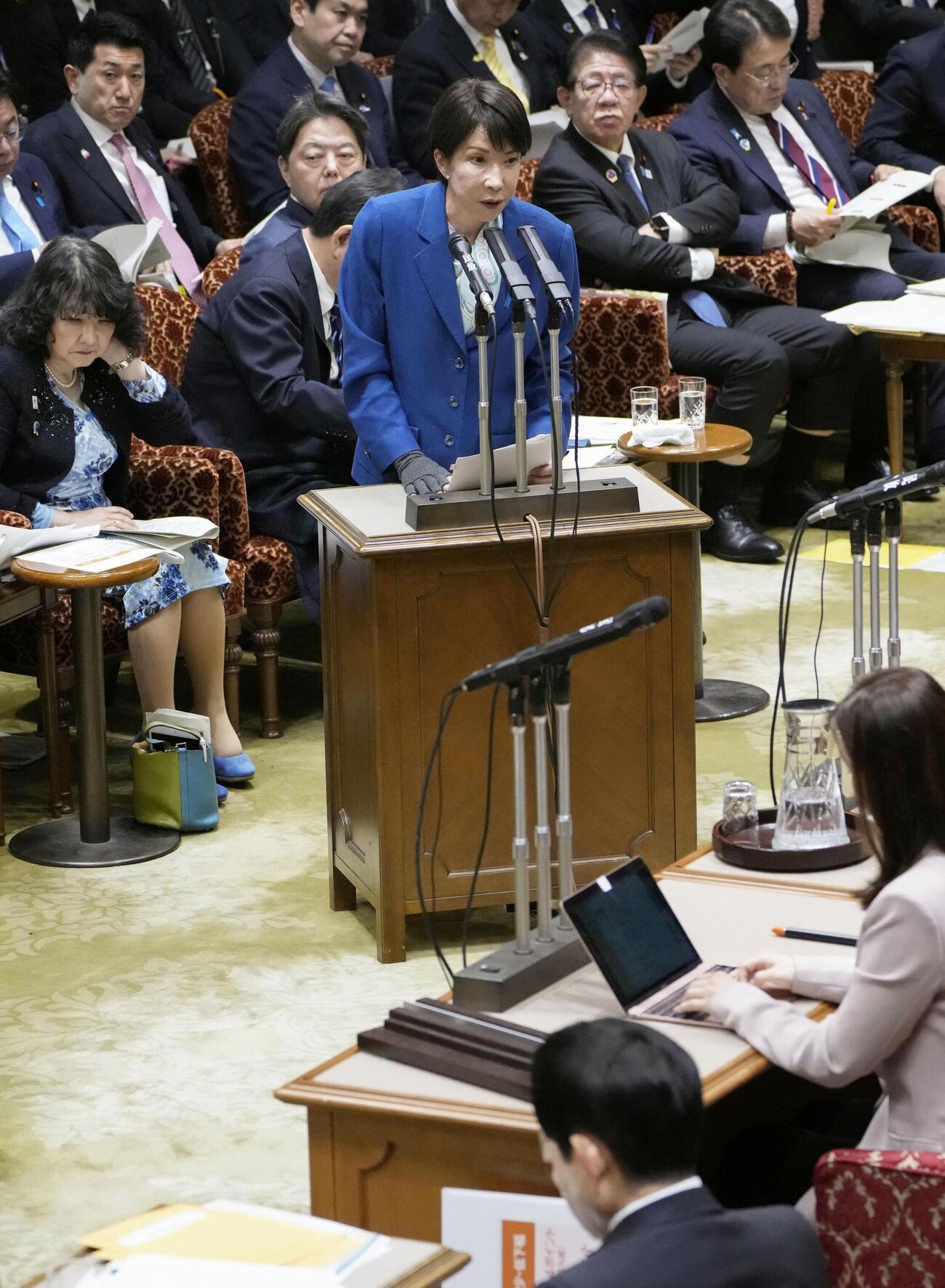 参院予算委で答弁する高市首相（共同）