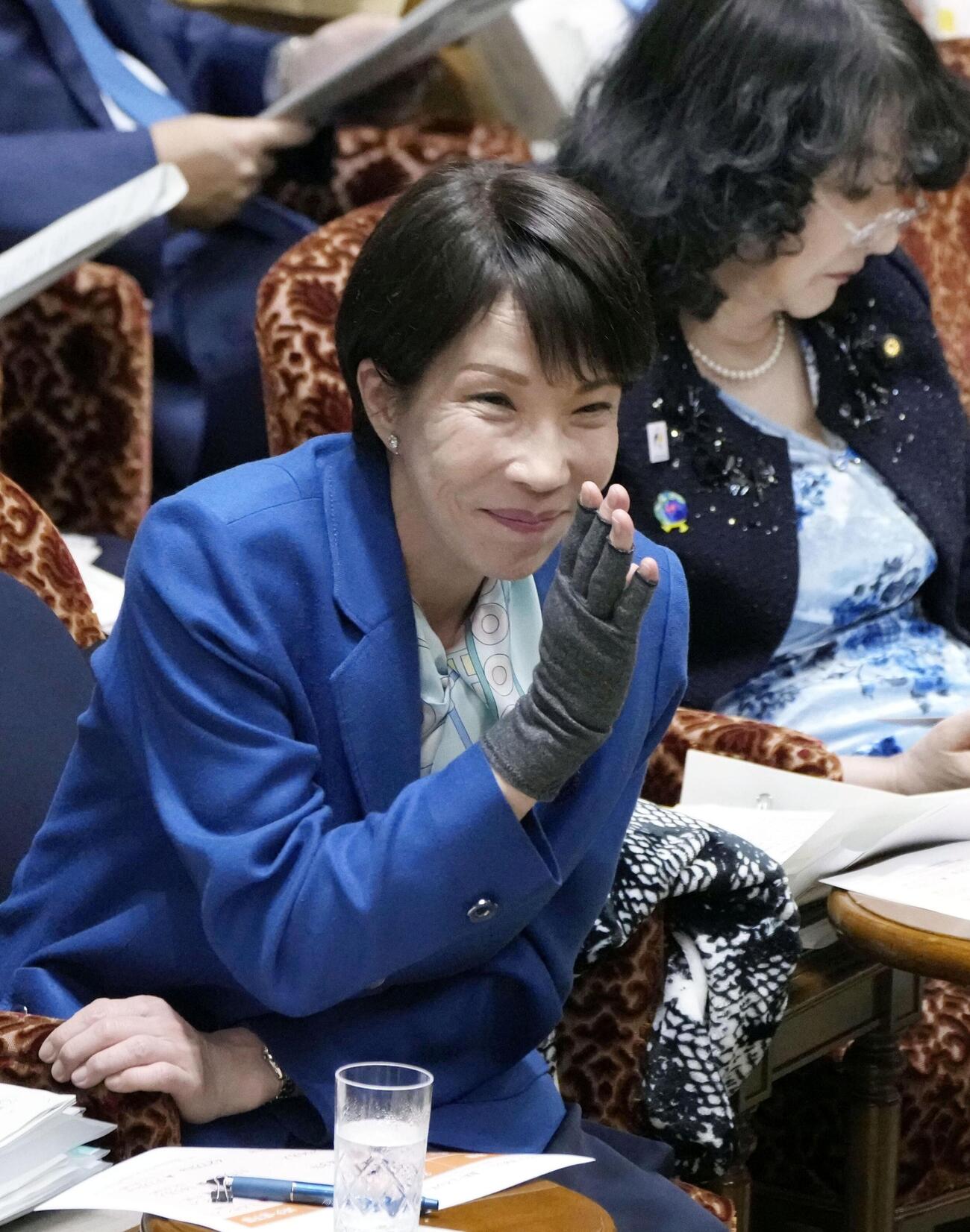 参院予算委で席を立つ高市首相（共同）