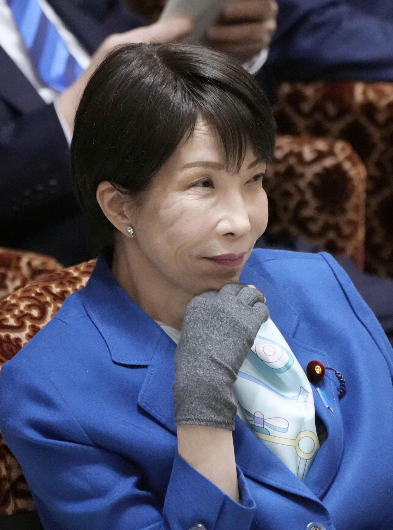 参院予算委で質問を聞く高市首相（共同）