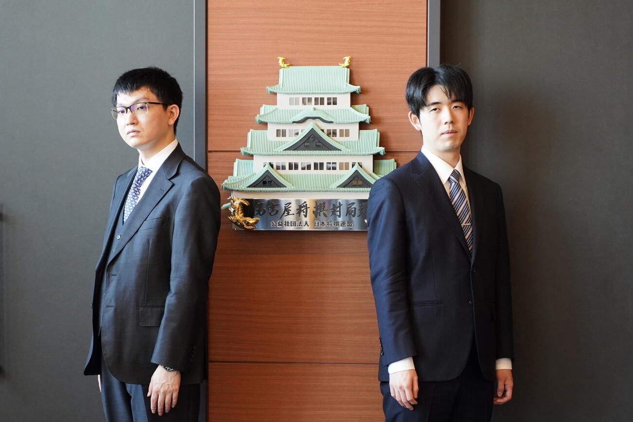 王将戦第6局名古屋対局の前日検分を行った永瀬拓矢九段（左）藤井聡太王将（日本将棋連盟提供）