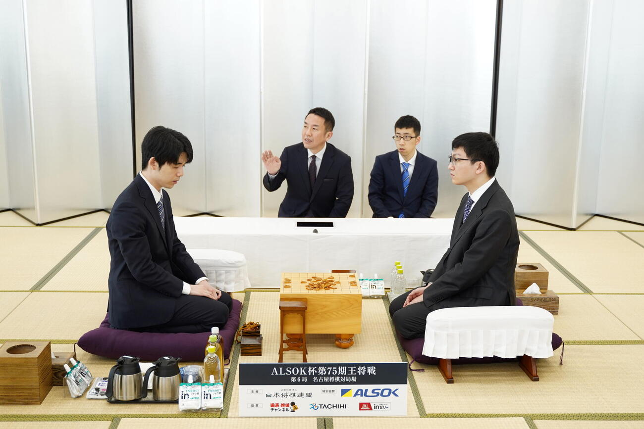 王将戦第6局名古屋対局の前日検分を行った永瀬拓矢九段（左）藤井聡太王将（日本将棋連盟提供）