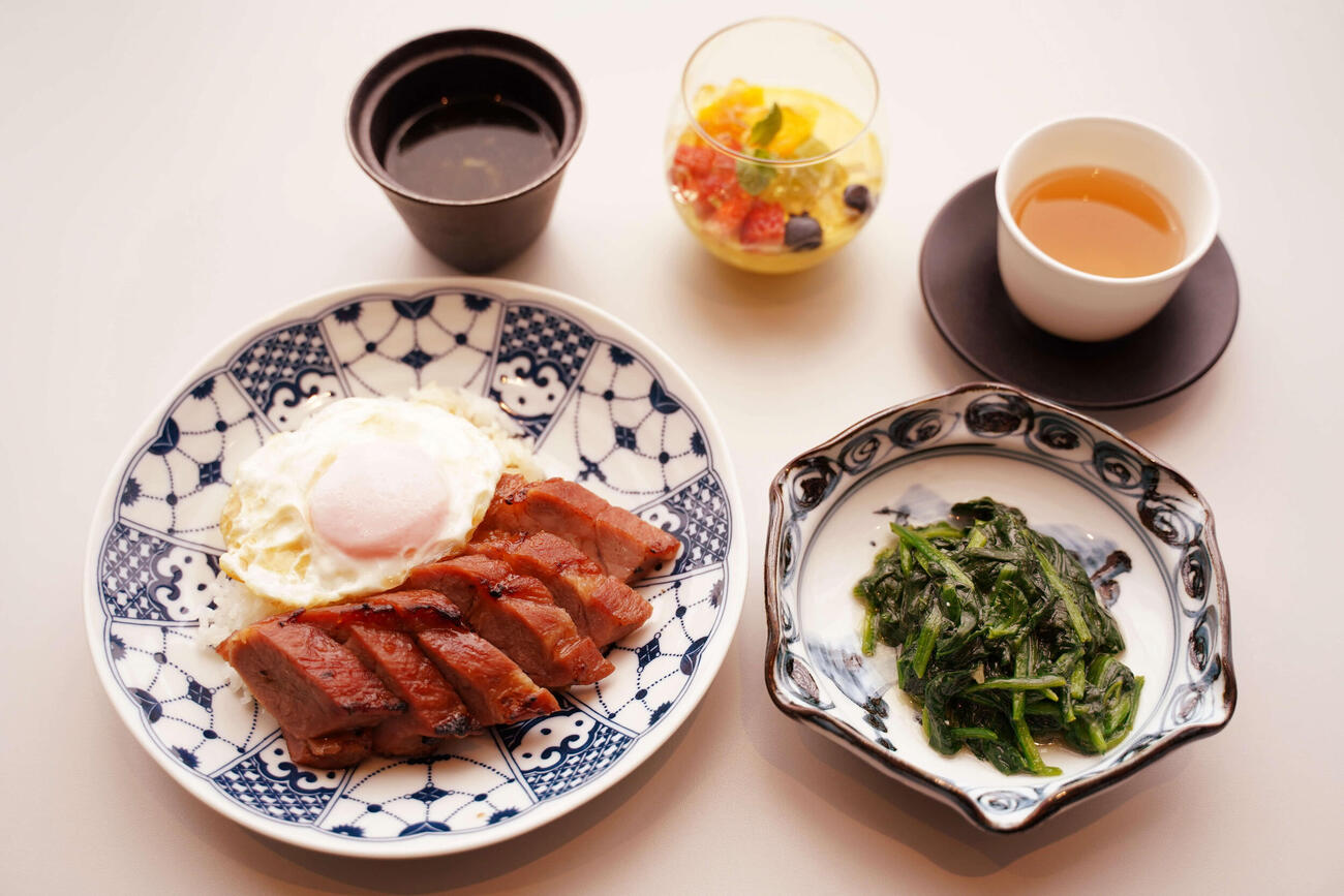 藤井聡太王将の昼食「叉焼飯（名古屋コーチンの目玉焼き乗せ）」「青菜炒め」「スープ」「マンゴープリン」中国茶「鳳凰単叢」（日本将棋連盟提供）
