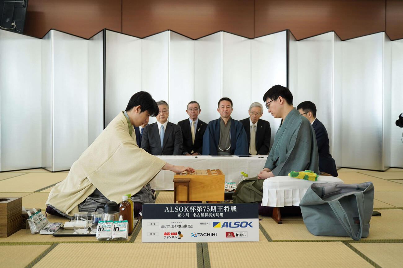 王将戦7番勝負第6局に臨んだ藤井聡太王将（左）永瀬拓矢九段（日本将棋連盟提供）