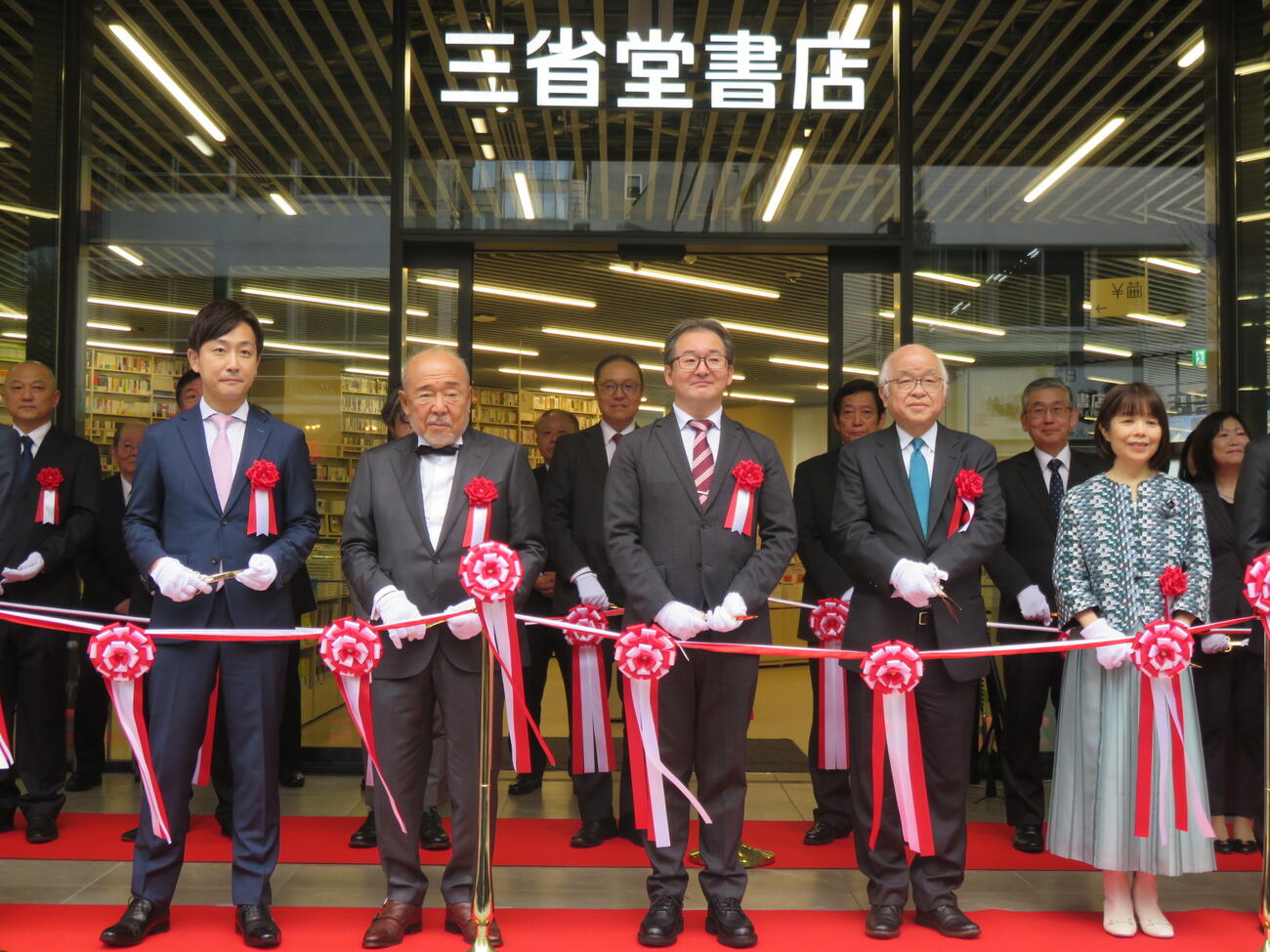 三省堂書店神田神保町本店のオープニングセレモニーのテープカットに望む、左から樋口高顕千代田区長、北方謙三氏、亀井崇雄三省堂社長、浅田次郎氏、俵万智氏