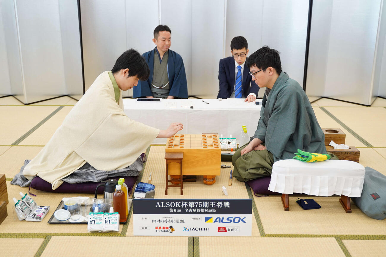 王将戦7番勝負第6局2日目に臨んだ藤井聡太王将（左）永瀬拓矢九段（日本将棋連盟提供）