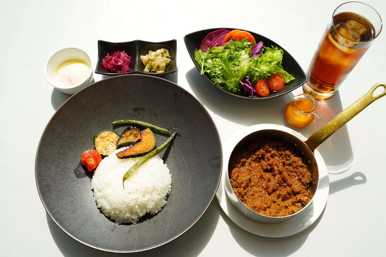 藤井聡太王将の昼食「スパイシーキーマカレー」「サラダ」「ウーロン茶」（日本将棋連盟提供）
