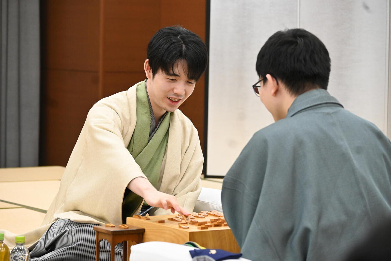 終局後、感想戦を行う藤井聡太王将（左）永瀬拓矢九段（撮影・松浦隆司）