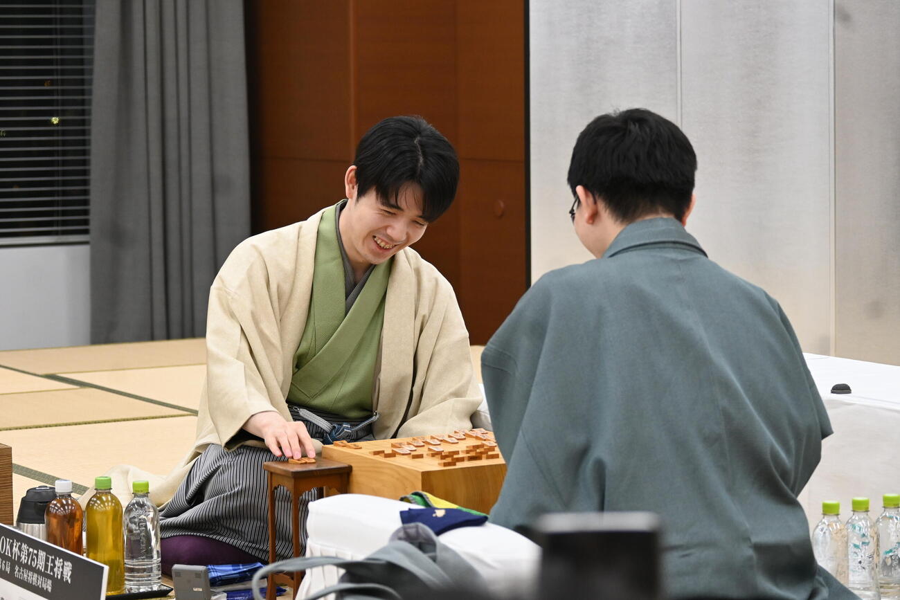 終局後、感想戦を行う藤井聡太王将（左）永瀬拓矢九段（撮影・松浦隆司）
