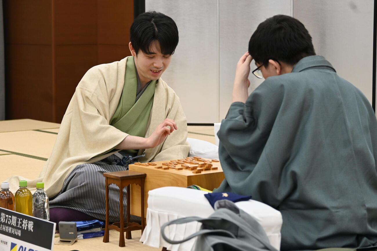 終局後、感想戦を行う藤井聡太王将（左）永瀬拓矢九段（撮影・松浦隆司）