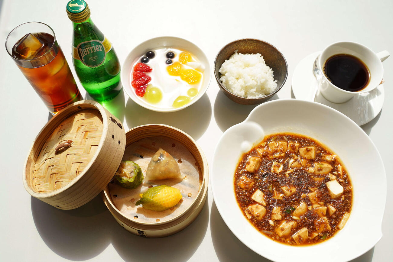 永瀬拓矢九段の昼食「麻婆豆腐（大盛り）手作り点心3種セット」「コーヒー（ホット）」「ウーロン茶」「ペリエ」（日本将棋連盟提供）