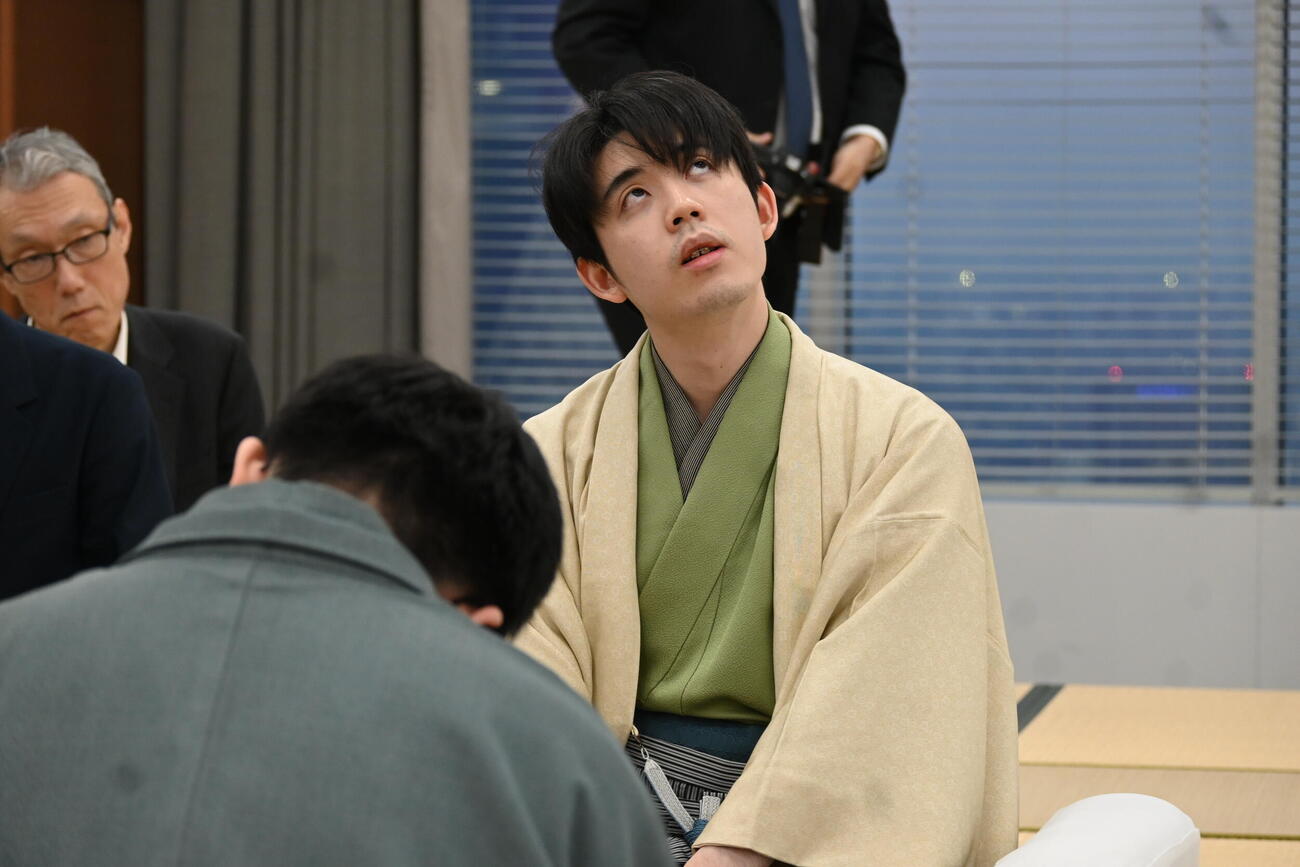 終局後のインタビューに応じる藤井聡太王将（撮影・松浦隆司）