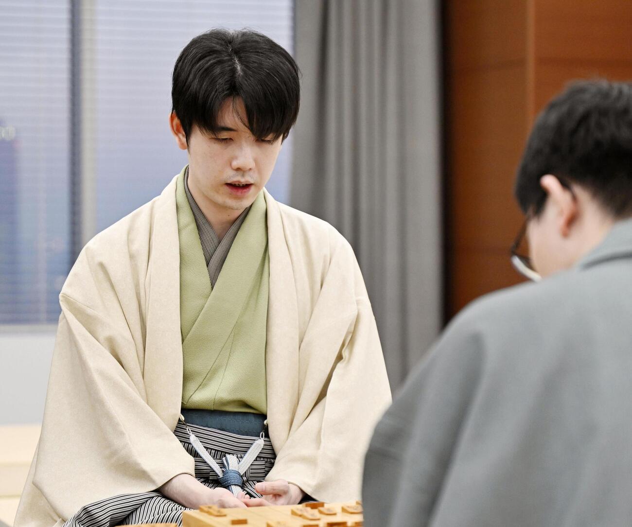 第75期王将戦7番勝負第6局で永瀬拓矢九段（手前）に勝利した藤井聡太王将（共同）