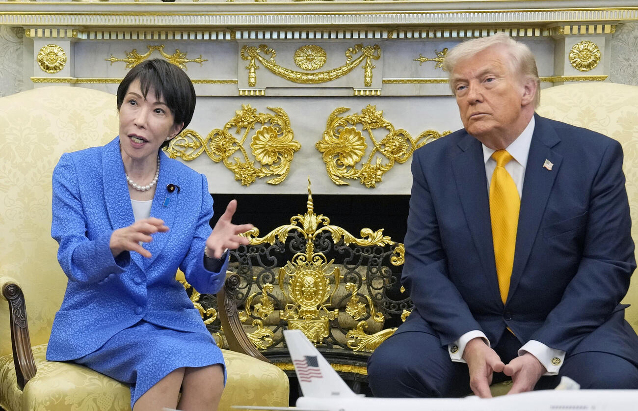 トランプ米大統領（右）との会談で、記者団の質問に答える高市首相（共同）