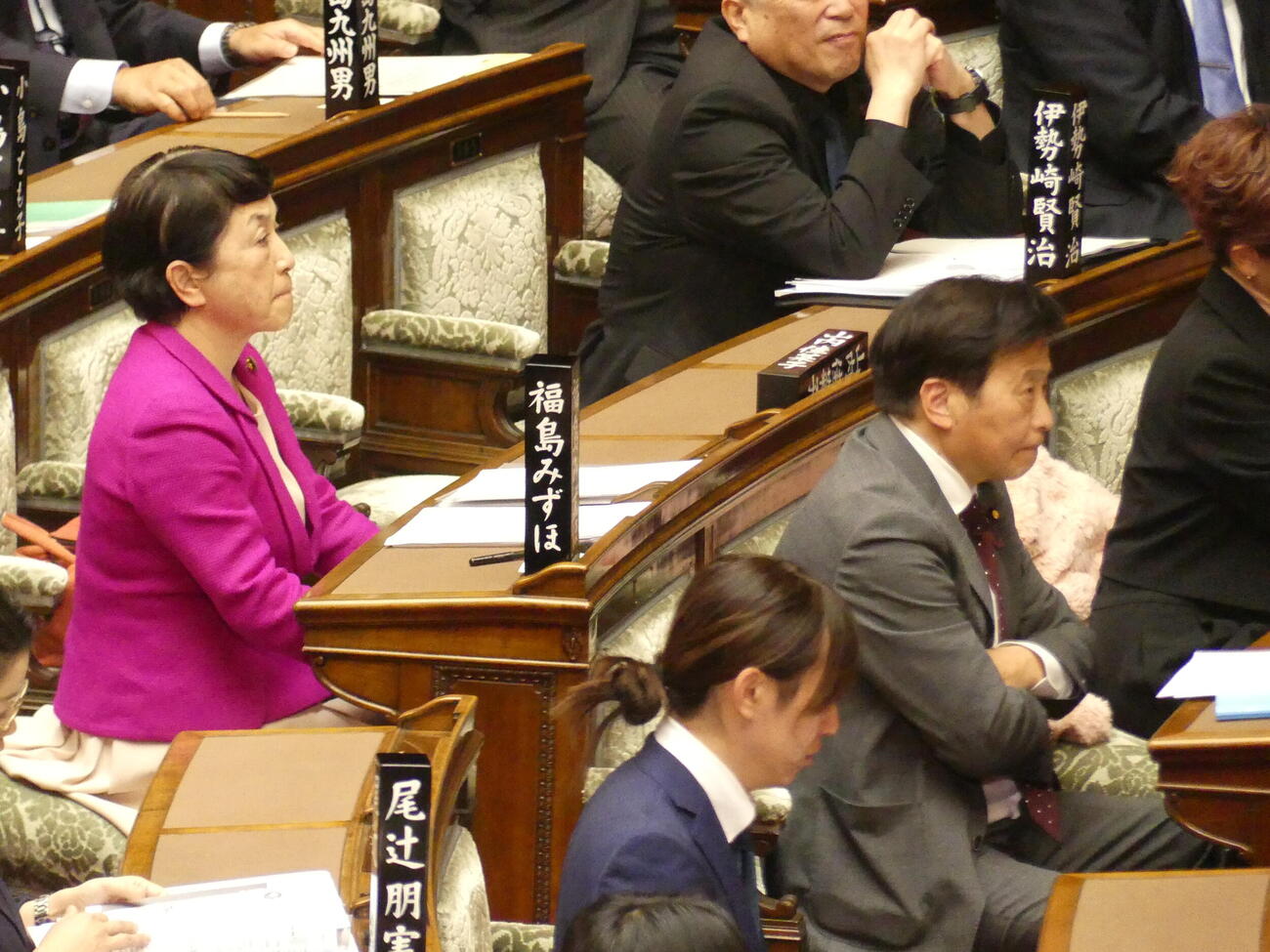 参院本会議に出席する社民党の福島瑞穂党首（左）とラサール石井氏（撮影・中山知子）