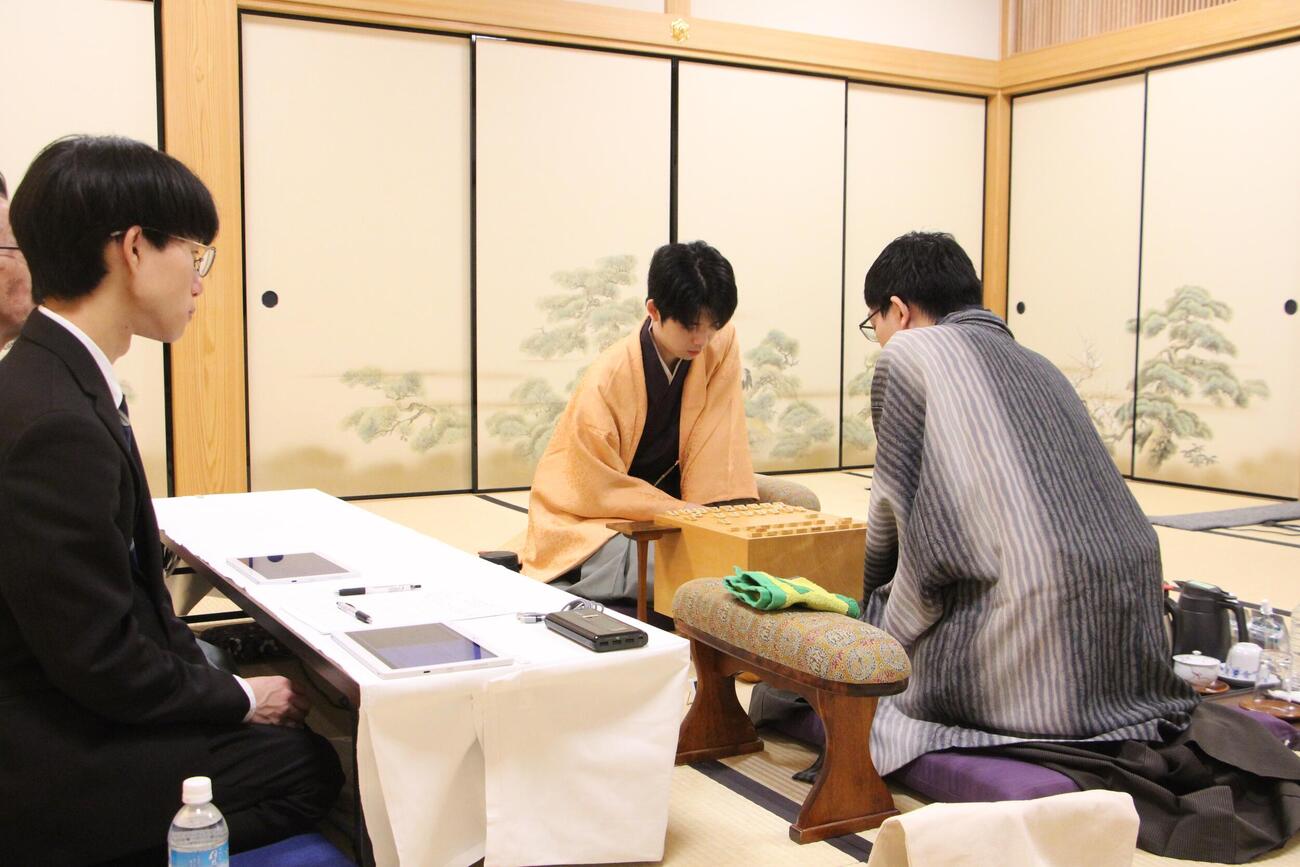 王将戦7番勝負第7局に臨んだ藤井聡太王将（右）永瀬拓矢九段（外部提供）