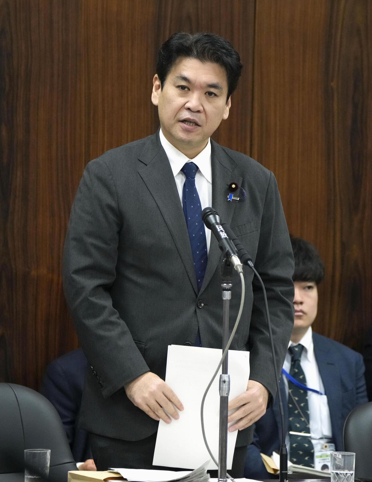 参院文教科学委員会で自身の報道について発言する松本文科相（共同）