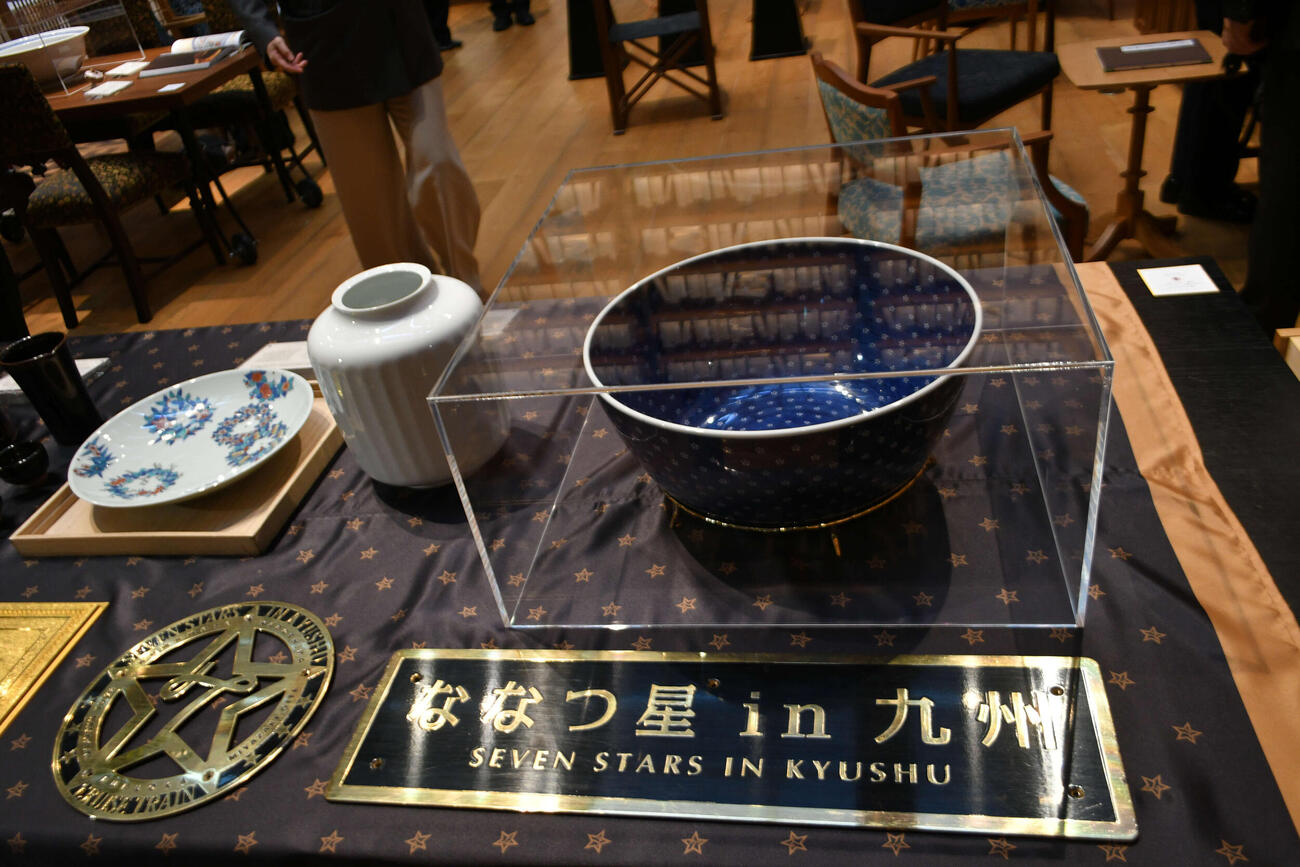 「ななつ星　in　九州」の車内で彩られている有田焼の数々