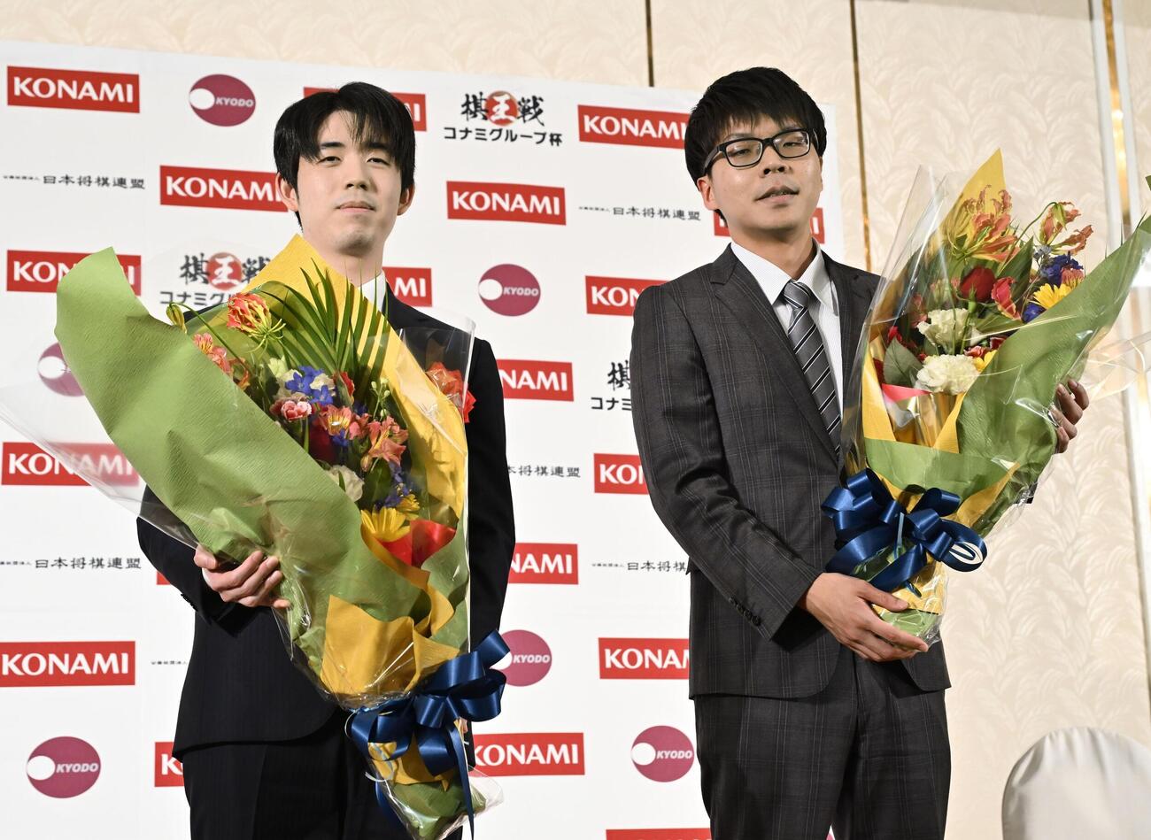 第51期棋王戦コナミグループ杯第5局前夜祭で、花束を手にする藤井聡太棋王（左）と増田康宏八段(共同)
